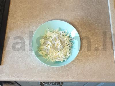 Smulkus pyragas su kopūstais ir kiaušiniu Žingsnis 1