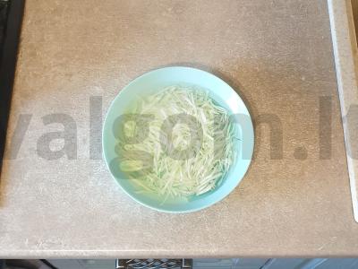 Smulkus pyragas su kopūstais ir kiaušiniu Žingsnis 2