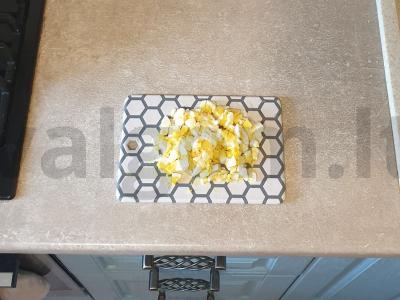 Smulkus pyragas su kopūstais ir kiaušiniu Žingsnis 4