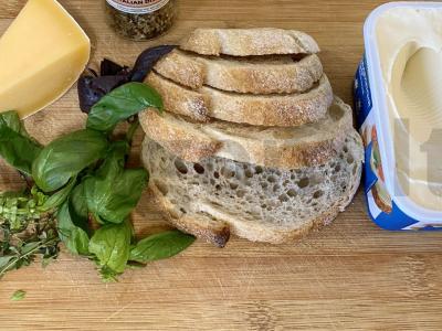 Super sūrio skrudinta duona su prieskoninėmis žolelėmis Žingsnis 1