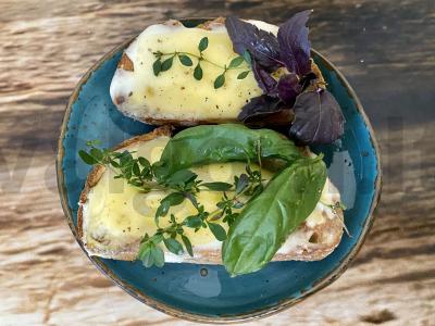 Super sūrio skrudinta duona su prieskoninėmis žolelėmis pagrindine nuotrauka