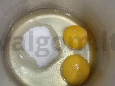 Biskvitinis pyragas su braškių džemu Žingsnis 1