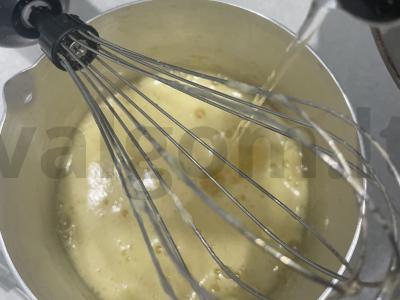 Biskvitinis pyragas su braškių džemu Žingsnis 3