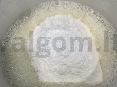 Biskvitinis pyragas su braškių džemu Žingsnis 5