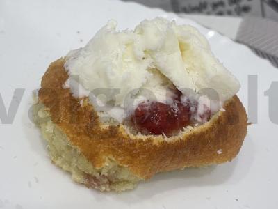 Biskvitinis pyragas su braškių džemu pagrindine nuotrauka