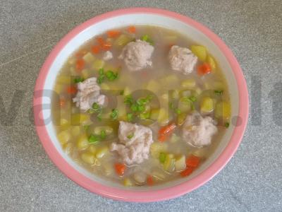 Sriuba su vištienos kukuliais ir pupelių mišiniu pagrindine nuotrauka