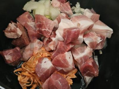 Birios bulvės su mėsa lėtoje viryklėje Žingsnis 3