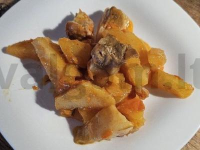 Birios bulvės su mėsa lėtoje viryklėje pagrindine nuotrauka