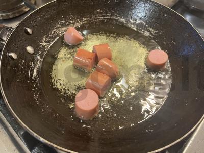 Skani salotos su keptomis dešrelėmis ir žirneliais Žingsnis 2