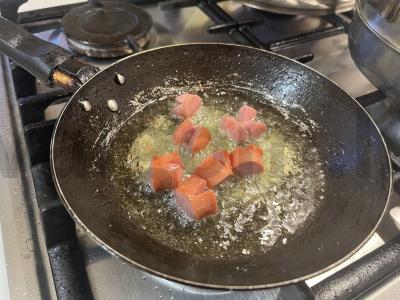 Skani salotos su keptomis dešrelėmis ir žirneliais Žingsnis 3