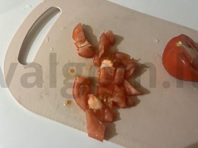 Skani salotos su keptomis dešrelėmis ir žirneliais Žingsnis 4