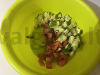 Skani salotos su keptomis dešrelėmis ir žirneliais Žingsnis 6