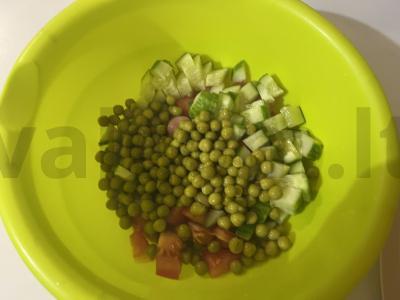 Skani salotos su keptomis dešrelėmis ir žirneliais Žingsnis 7