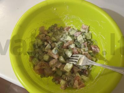 Skani salotos su keptomis dešrelėmis ir žirneliais Žingsnis 9