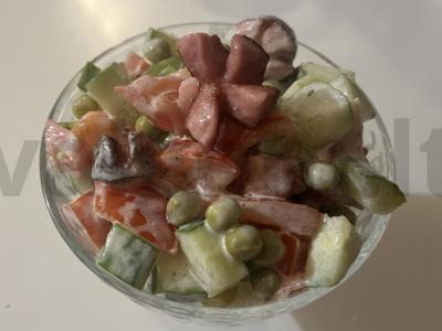 Skani salotos su keptomis dešrelėmis ir žirneliais pagrindine nuotrauka