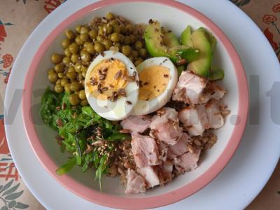 Bol su quinoa, kumpiu, avokadu ir jūros dumblių chuka pagrindine nuotrauka