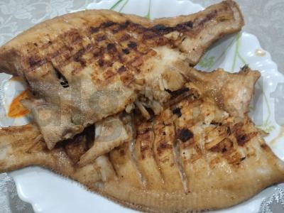 Nuostabi plekšnė, pagaminta elektrinėje grilyje pagrindine nuotrauka