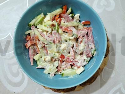 Švelnus salotas su lydytu sūriu pagrindine nuotrauka