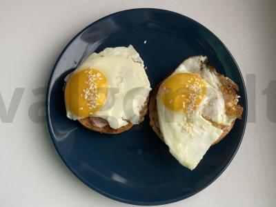 Sumuštiniai su paštetu, sūriu ir kiaušiniu pagrindine nuotrauka