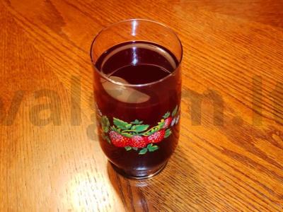 Šalčio kompotas su uogomis ir obuoliu pagrindine nuotrauka