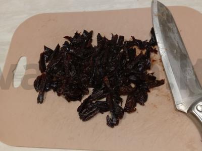 Salotas su rūkytomis krūtinėlėmis ir džiovintais abrikosais Žingsnis 4