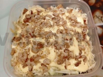 Salotas su rūkytomis krūtinėlėmis ir džiovintais abrikosais pagrindine nuotrauka