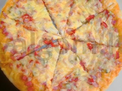 Namų pica su dešra, daržovėmis ir sūriu pagrindine nuotrauka