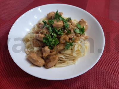 Spagečiai su vištienos krūtinėlėmis grietinėlės padaže pagrindine nuotrauka