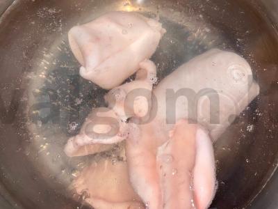 Salotos su kalmarais, sūriu, kiaušiniais ir česnaku Žingsnis 2