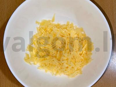 Salotos su kalmarais, sūriu, kiaušiniais ir česnaku Žingsnis 3