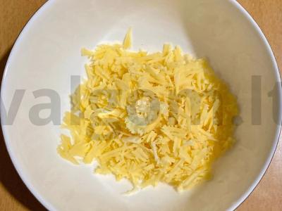 Salotos su kalmarais, sūriu, kiaušiniais ir česnaku Žingsnis 4