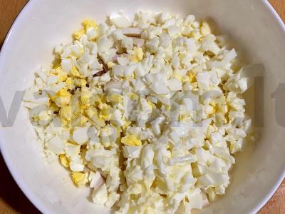 Salotos su kalmarais, sūriu, kiaušiniais ir česnaku Žingsnis 6