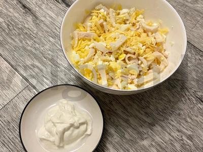 Salotos su kalmarais, sūriu, kiaušiniais ir česnaku pagrindine nuotrauka