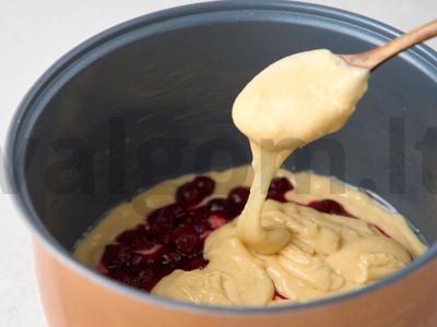 Vyšnių pyragas lėtoje viryklėje Žingsnis 3