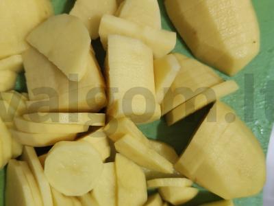 Kepta bulvė su troškintu vištiena Žingsnis 1