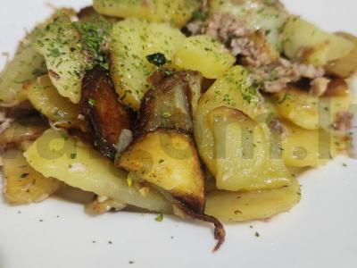 Kepta bulvė su troškintu vištiena pagrindine nuotrauka