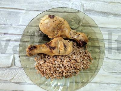 Kvapnūs vištienos blauzdos sojų padaže keptuvėje pagrindine nuotrauka