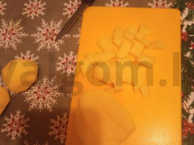 Vištienos sriuba su žvaigždutėmis ir bulvėmis Žingsnis 1