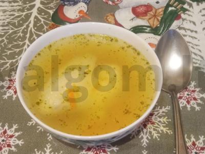 Vištienos sriuba su žvaigždutėmis ir bulvėmis pagrindine nuotrauka