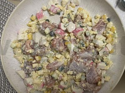 Raudonos žuvies salotos su kukurūzais pagrindine nuotrauka