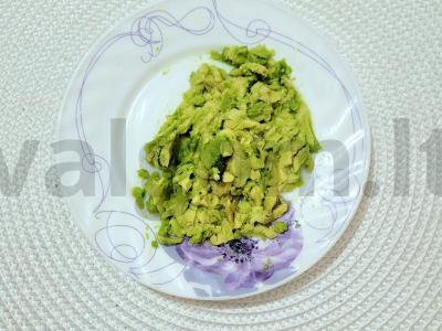 Naudingos duonos trapučiai su avokadu ir kiaušiniu Žingsnis 2