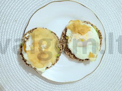 Naudingos duonos trapučiai su avokadu ir kiaušiniu Žingsnis 4