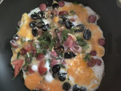 Išskirtinis pusryčių patiekalas su aštrumu pagrindine nuotrauka