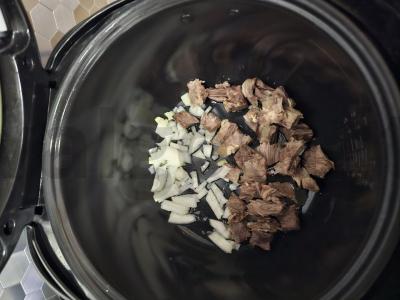 Švelni jautienos ir daržovių padažas lėtoje viryklėje Žingsnis 1