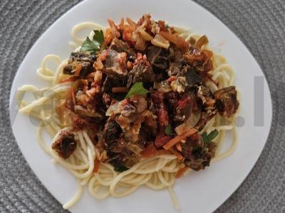 Švelni jautienos ir daržovių padažas lėtoje viryklėje pagrindine nuotrauka