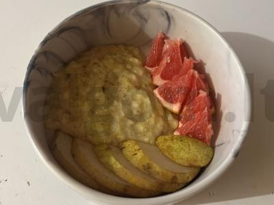 Bananų piurė su cinamonu ir vaisiais pagrindine nuotrauka