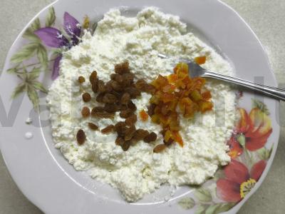 Varškės masė su razinomis ir apelsinų cukatais pagrindine nuotrauka