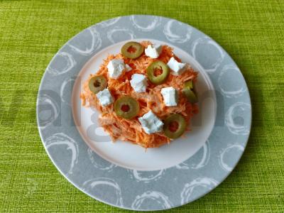 Morkų užkandis su česnaku pagrindine nuotrauka