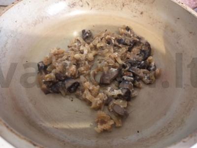 Makaronai su grybais, svogūnais ir sūriu Žingsnis 1