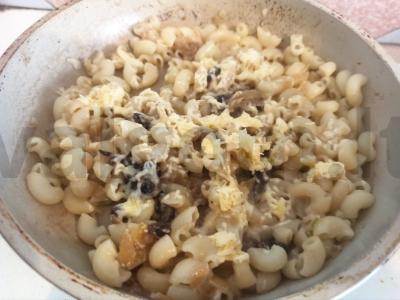 Makaronai su grybais, svogūnais ir sūriu Žingsnis 6